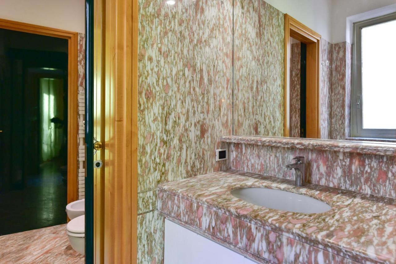 Elegant & Cozy Apartment In The Heart Of Рим Экстерьер фото